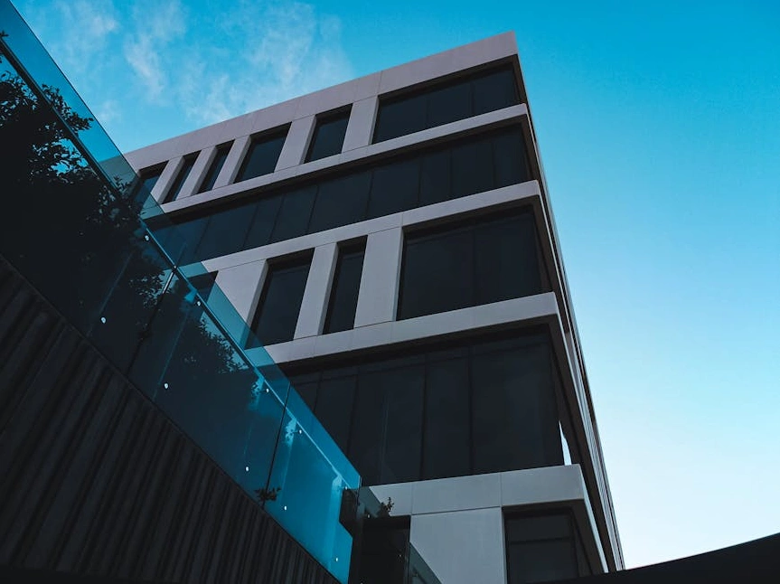 Edificio corporativo moderno de cristal y acero